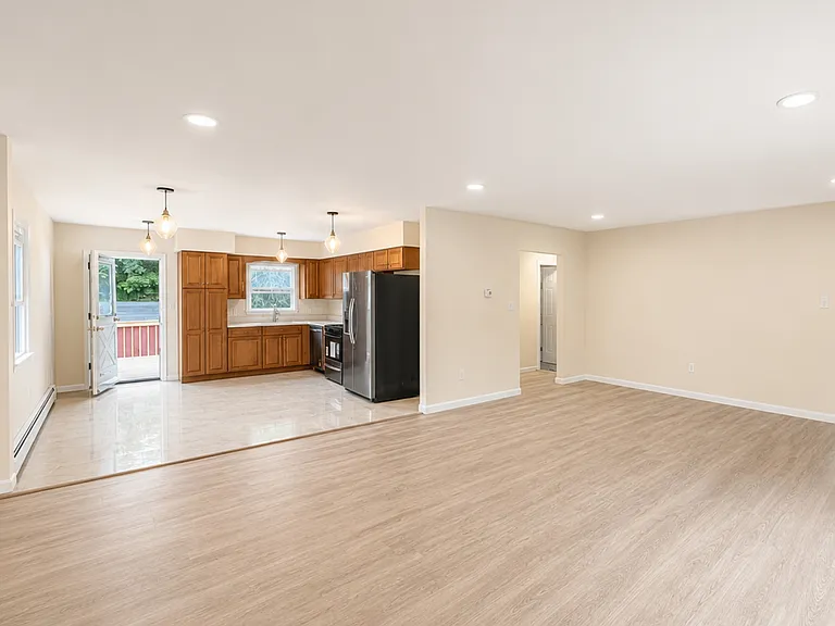 28 Carr St #1 — Photo 6