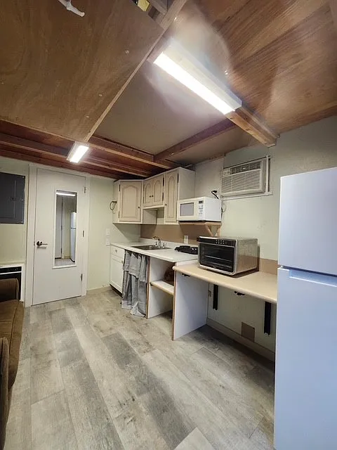 1 bed, 200 sqft, $375 — Photo 2