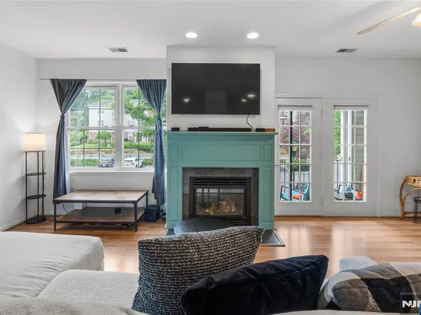 68 Mountain View Ct, Riverdale, NJ 07457