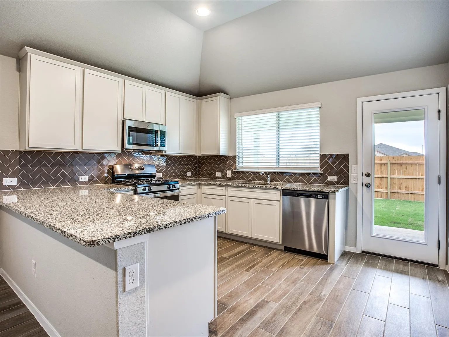3 bed, 2.0 bath, 1533 sqft, $2,100 — Photo 3
