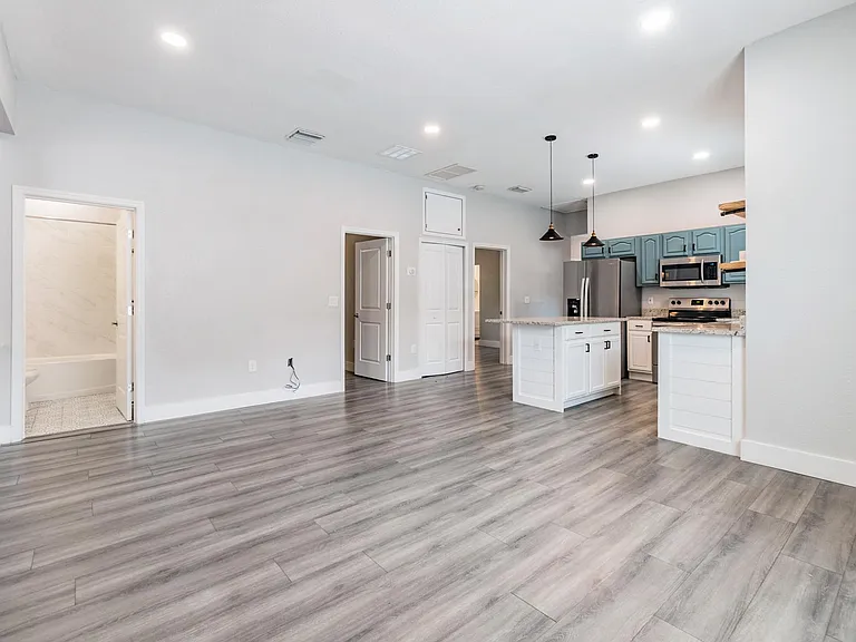 2321 W Green St — Photo 10