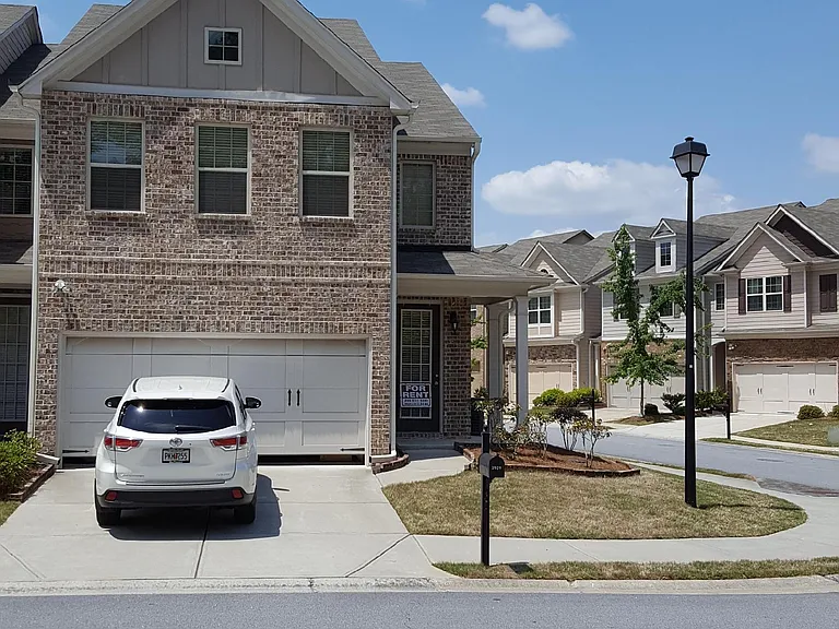 3909 Brockenhurst Dr — Photo 2
