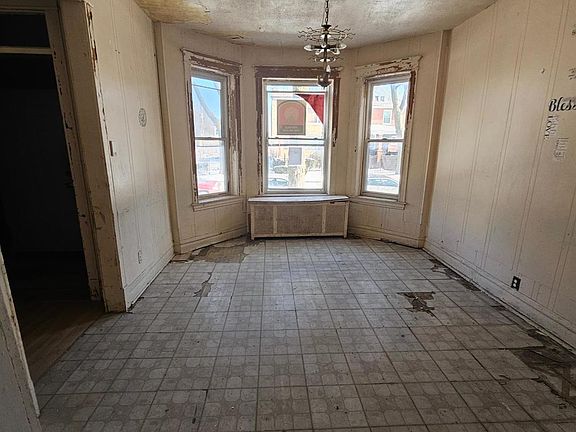 4th image of 552 N Central Park Ave