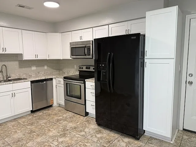 3 bed, 1400 sqft, $2,390 — Photo 2