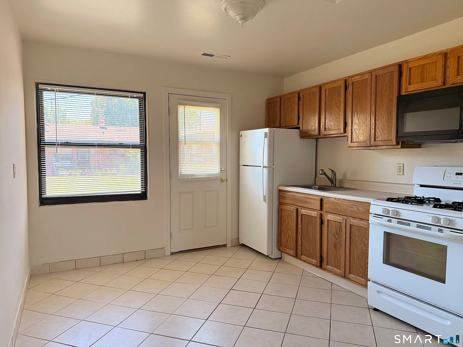 2 bed, 1.0 bath, 800 sqft, $1,895 — Photo 2