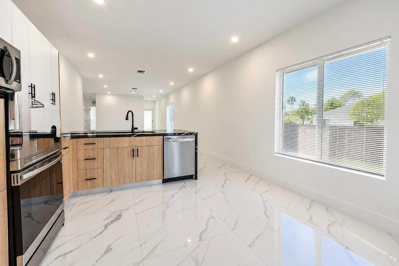 4 bed, 2.5 bath, 1700 sqft, $3,300 — Photo 4