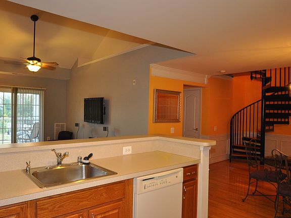 5th image of 506 Lloyd Pl Unit 12