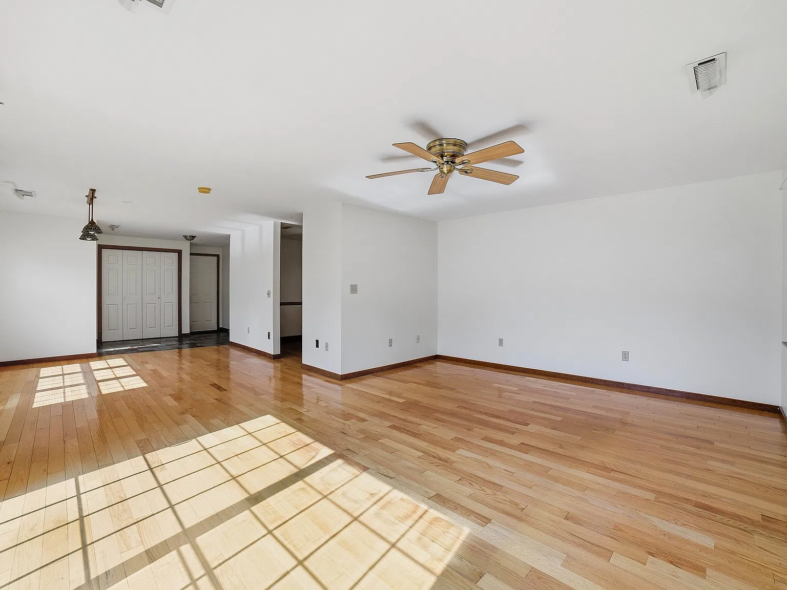 2 bed, 1350 sqft, $2,400 — Photo 3