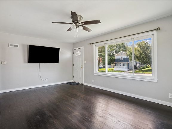 5th image of 1060 17th St NE