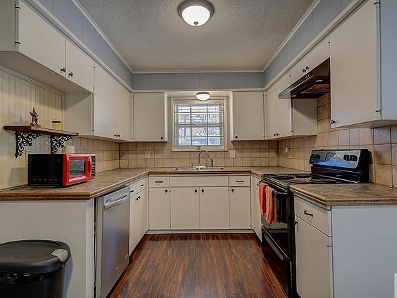 5th image of 3706 Honeysuckle Ln