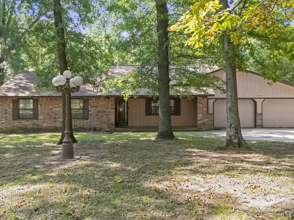 2104 E 12th St, Chouteau, OK 74337