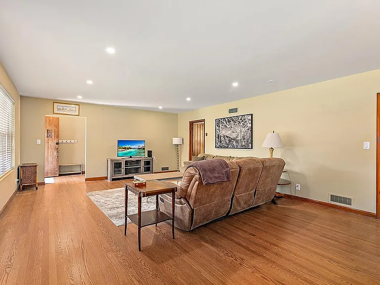 4428 Worth Dr W — Photo 2