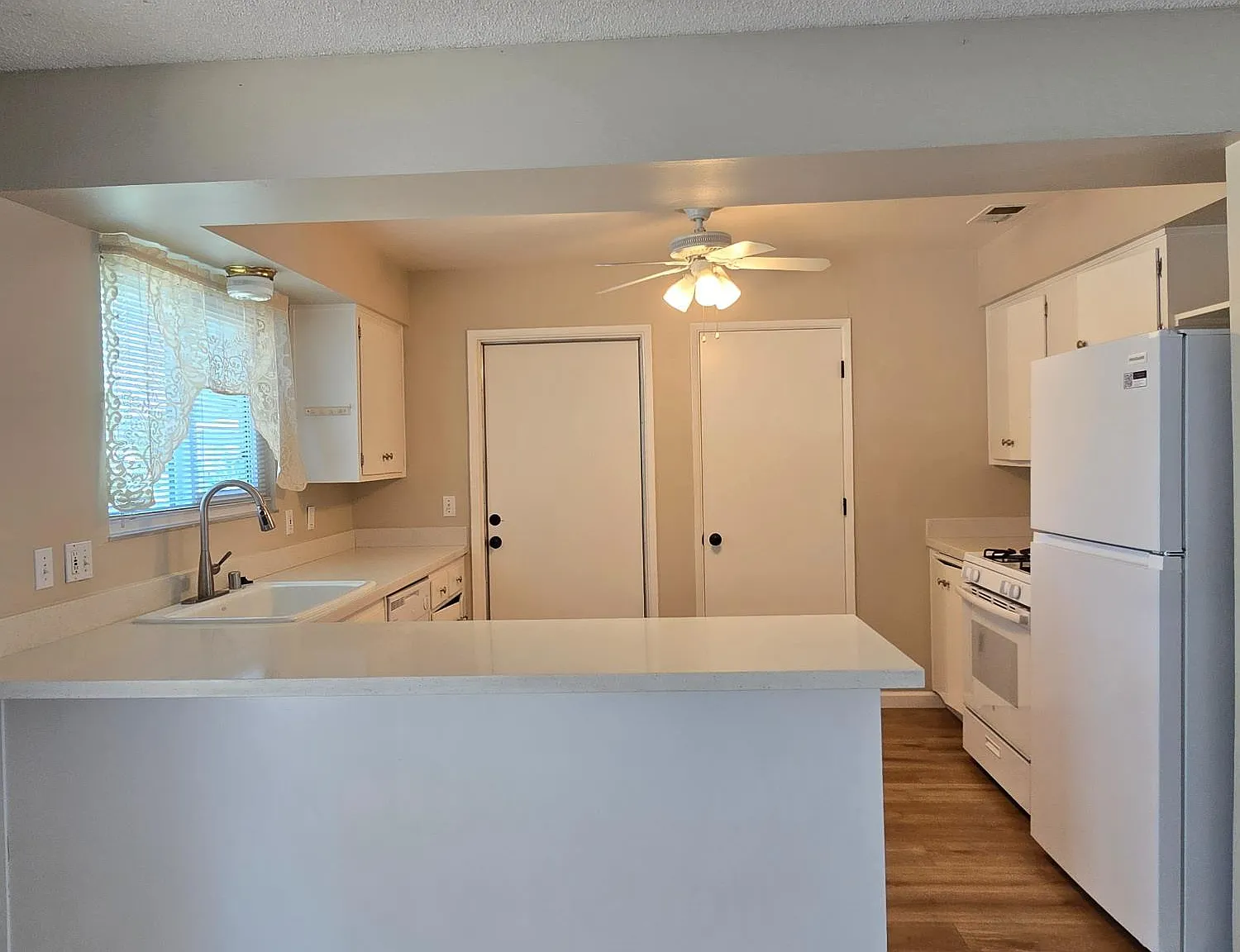 2 bed, 918 sqft, $2,200 — Photo 2