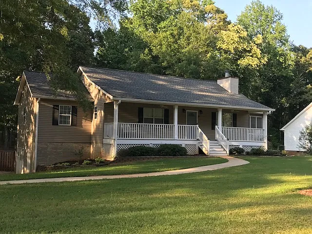 4 bed, 2400 sqft, $2,550 — Photo 3