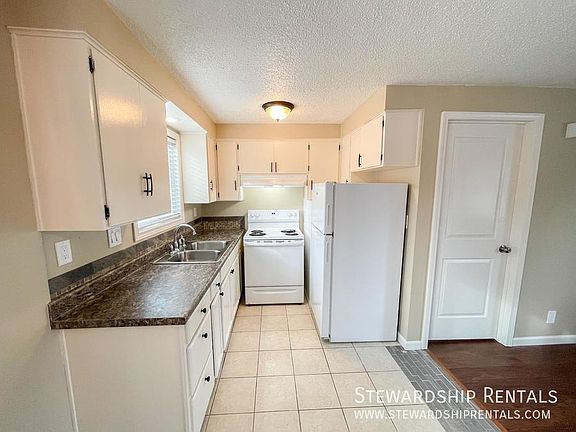 2nd image of 327 Schooling St