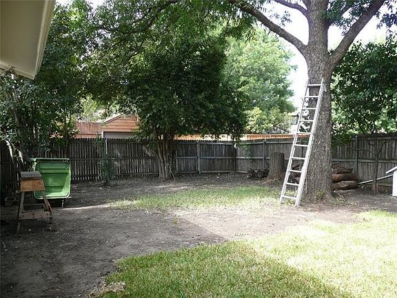 4th image of 2417 Village Green Dr