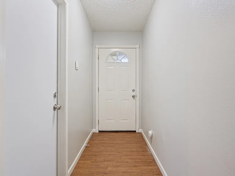 407 Crescent St — Photo 2