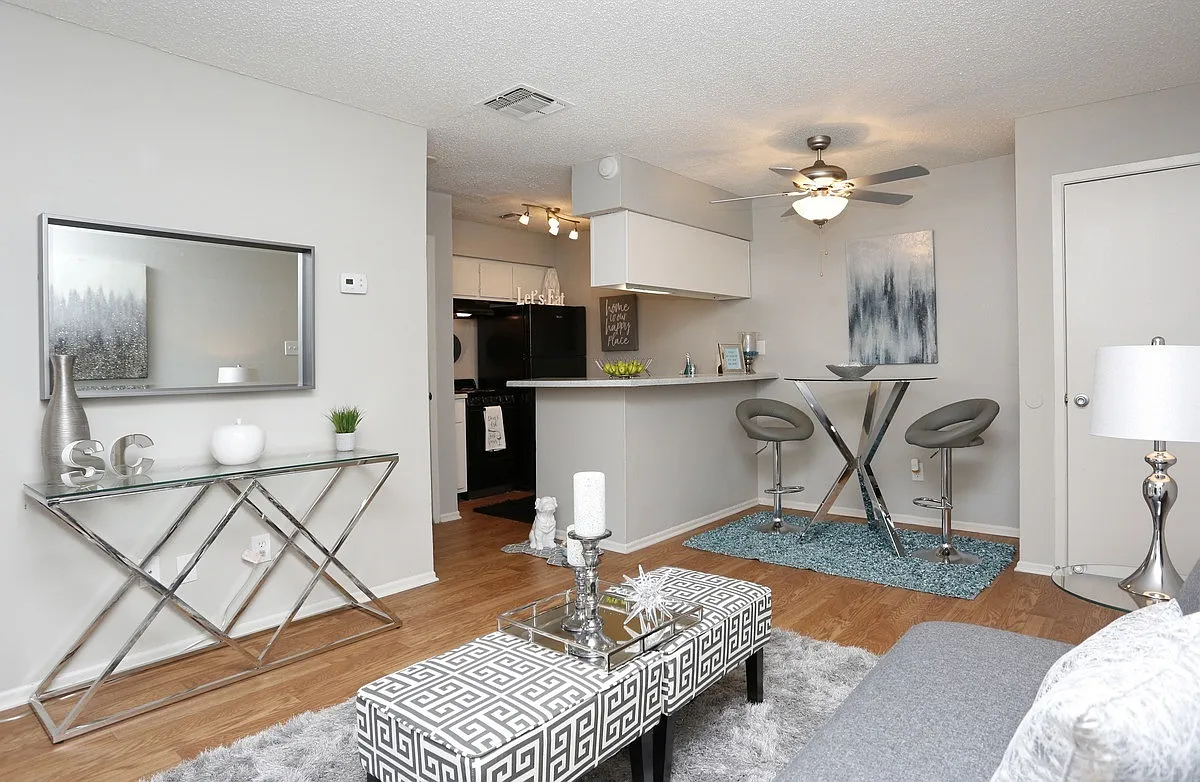Sandcastle Apartments — Photo 3