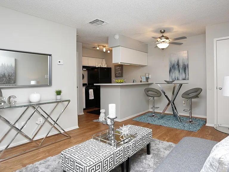 Sandcastle Apartments — Photo 3