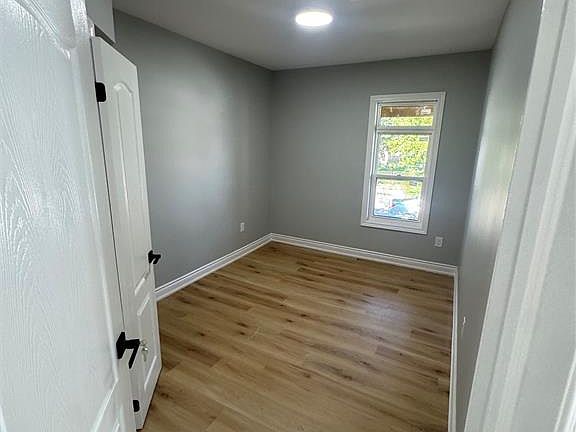 5th image of 945 Wellington Ave #2