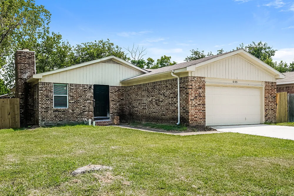 3 bed, 2.0 bath, 1230 sqft, $1,905 — Photo 3