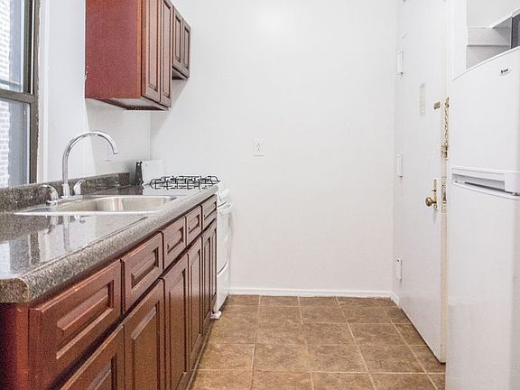5th image of 213 E 10th St APT 19