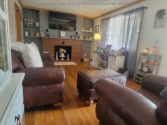 4th image of 139 Jackson St