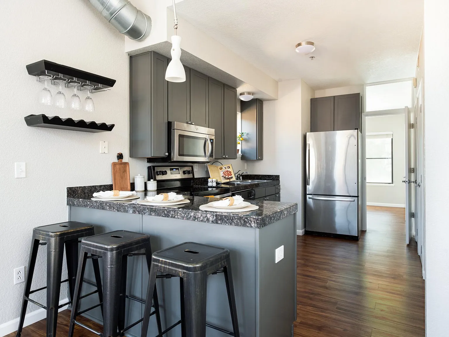 2 bed, 1.5 bath, 1100 sqft, $2,500 — Photo 2