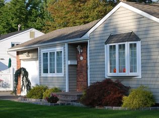 325 W 18th St, Deer Park, NY 11729