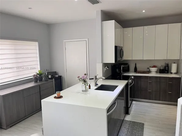 4746 Lago Vista Dr, Pompano Beach, FL 33073