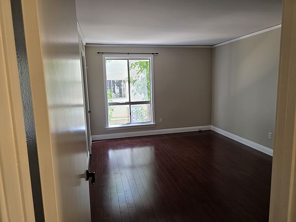 4th image of 330 S Mentor Ave Unit 107
