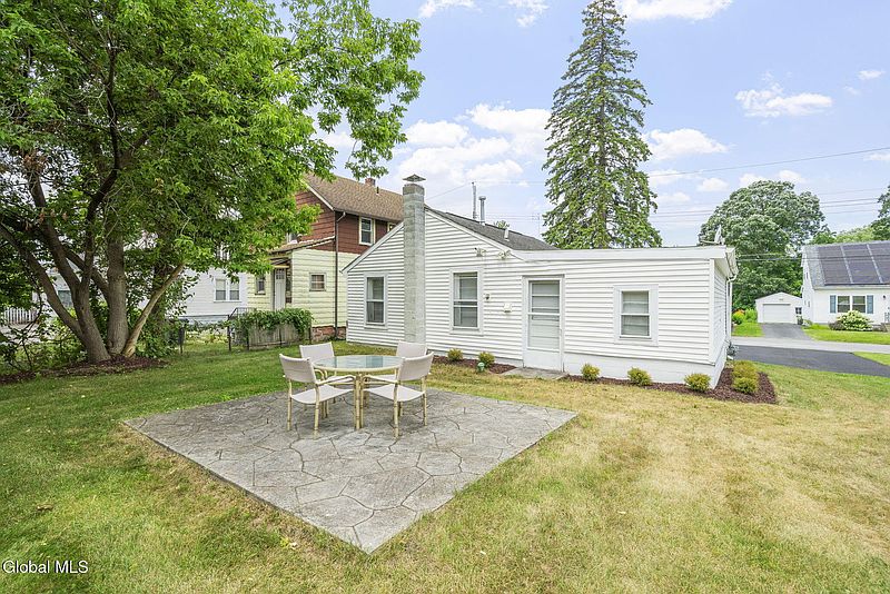 4th image of 34 Fullerton Ave