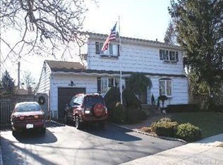 19 Spinner Ln, Commack, NY 11725