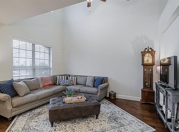 3rd image of 2305 Jameson Ln