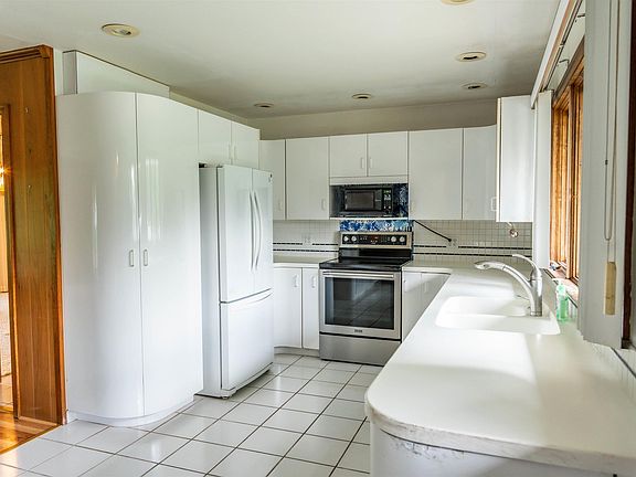 3rd image of 1605 Delta Dr