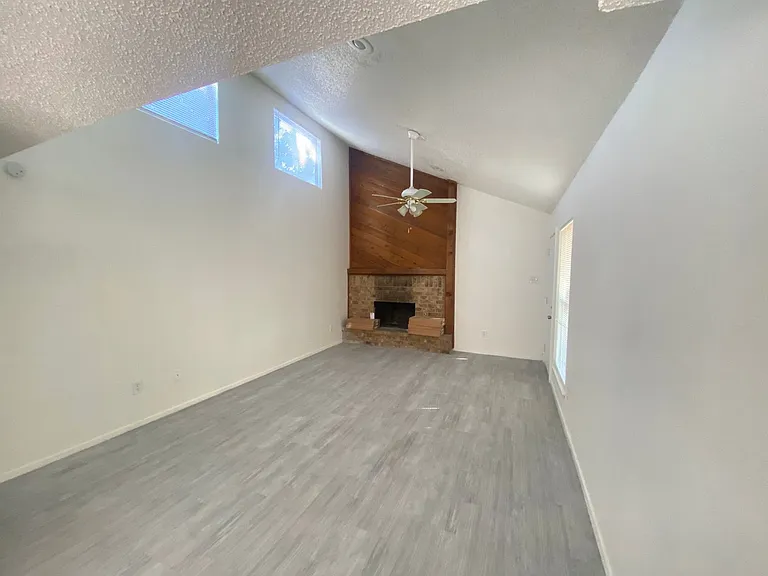 4711 58th St — Photo 2