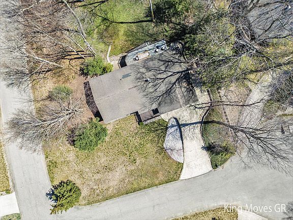 5th image of 9436 Lakeview Ct