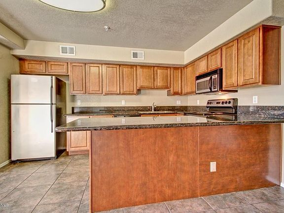 3rd image of 550 W Maryland Ave Unit 102