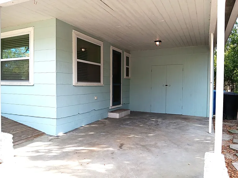 4942 Oxford Ave N — Photo 2