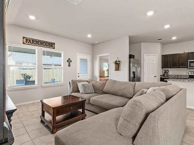 3600 Fountain View Dr — Photo 3