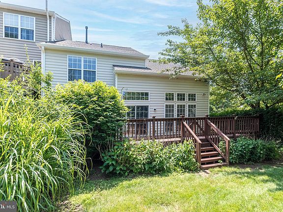 4th image of 32 Addison Ct