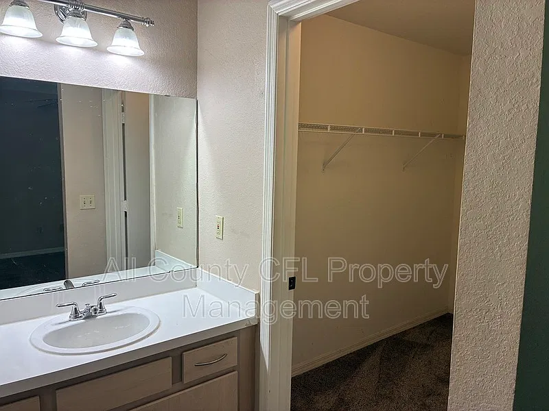 2 bed, 1.0 bath, 914 sqft, $1,325 — Photo 4