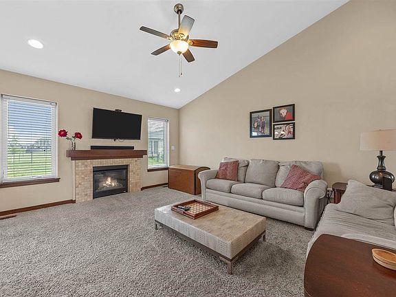 4th image of 542 Rolling Hills Dr