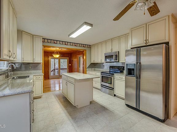 4th image of 5039 Lake Forest Dr