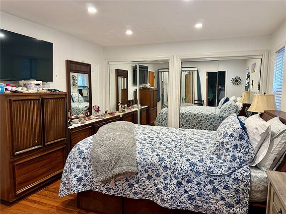 5th image of 262 Dell Ct