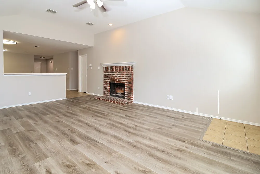 3 bed, 2.0 bath, 1802 sqft, $2,045 — Photo 3
