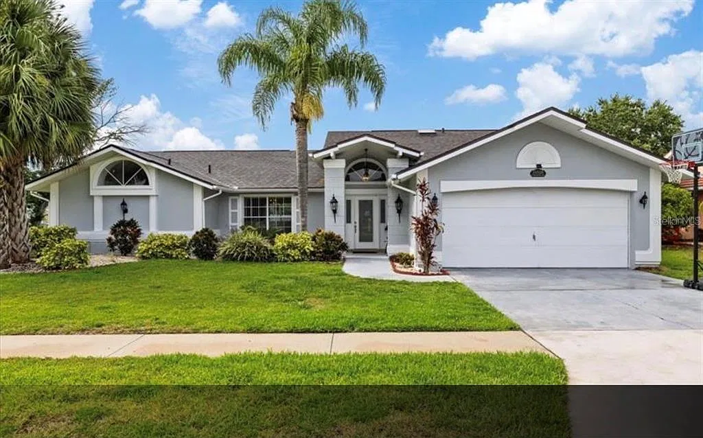3 bed, 2.0 bath, 2067 sqft, $2,500 — Photo 1