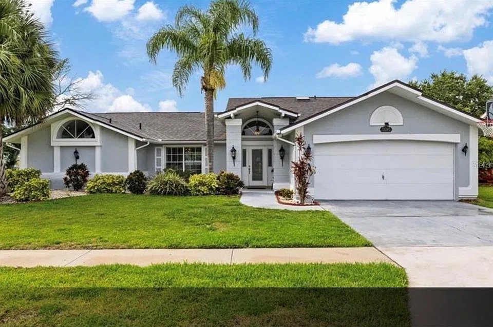 13528 Woodside Dr