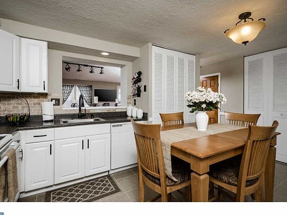 5th image of 17 Waterview Ct