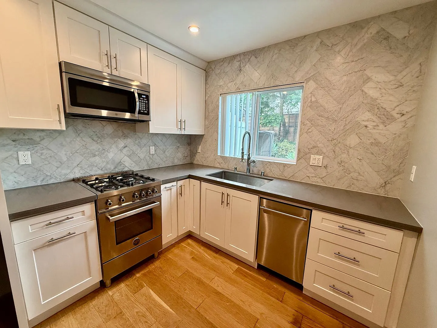 724 Ashland Ave — Photo 3